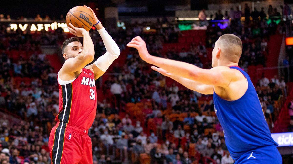 El jugador del Heat Max Strus (31) tira al aro ante la marca de Nikola Jokic, de los Nuggets de Denver, en el partido celebrado el 29 de noviembre de 2021 en Miami.