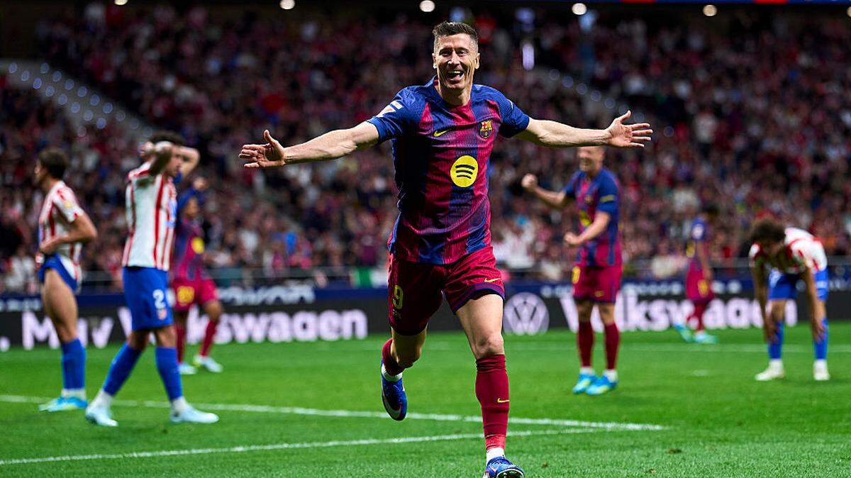 El delantero de Barcelona Robert Lewandowski celebra tras anotar el gol del triunfo de su equipo ante el Atlético de Madrid, en el partido de la liga española efectuado el 4 de abril de 2026 en Madrid.