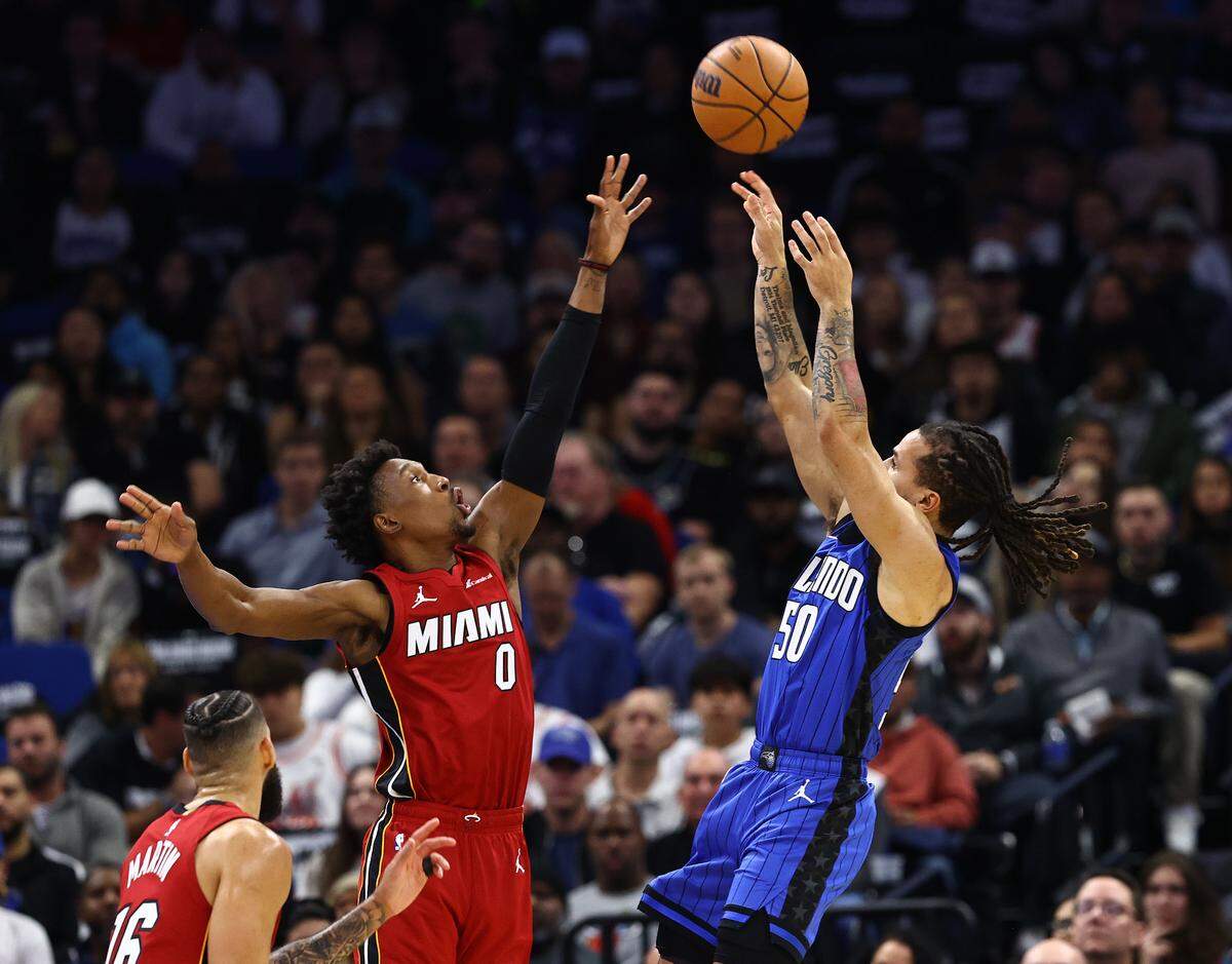El jugador del Magic Cole Anthony tira al aro ante la marca de Josh Richardson, del Heat de Miami, en el partido celebrado el 20 de diciembre de 2023 en Orlando.