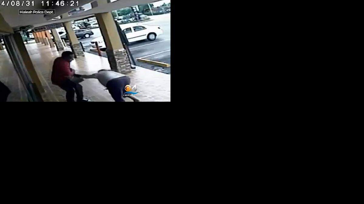Una mujer de 65 años estaba hablando por teléfono cuando de pronto un hombre se le acercó, se apoderó de su bolso y la lanzó al suelo. 
