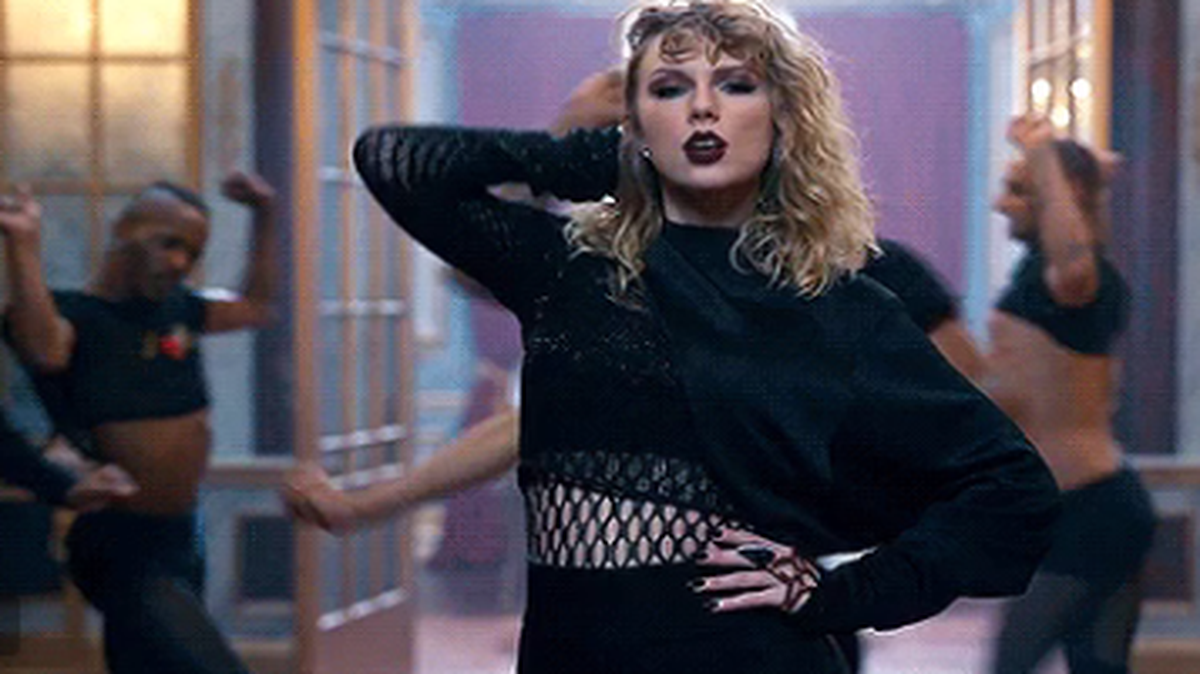 Taylor Swift estrenó el llamativo video musical de su nueva canción en la ceremonia de los Premios MTV a los Videos Musicales, el cual que incluyó a la cantante vestida como zombi en una escena y rodeada por serpientes en otra.