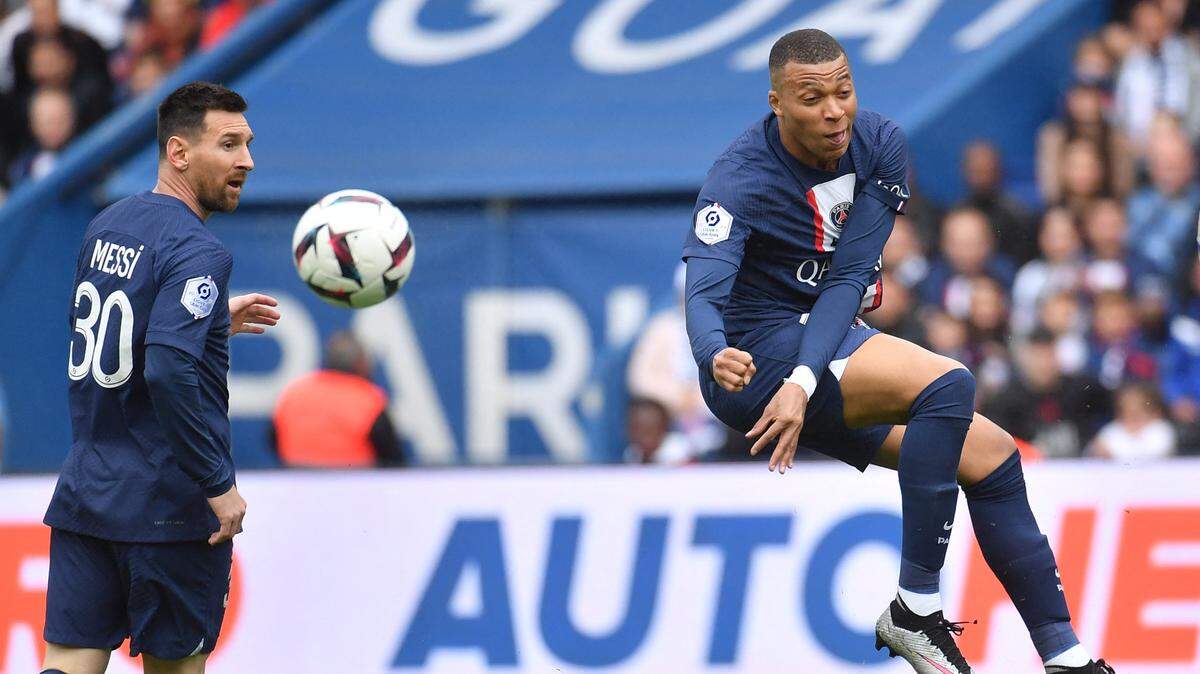 Foto de archivo. Lionel Messi (izq.) volvió a entrenarse el lunes junto a sus compañeros del Paris Saint-Germain luego que el club levantó la suspensión al astro argentino. A su derecha Kylian Mbappé.