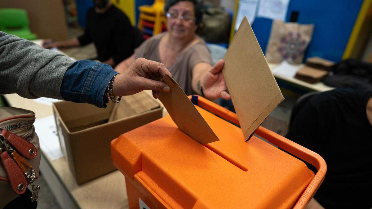Votantes emiten sus votos para las elecciones generales en un centro de votación en Montevideo, Uruguay, el 27 de octubre de 2024. 
