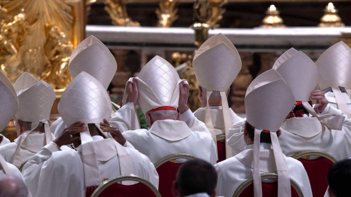Cardenales asisten a la misa del octavo día de los “Novendiali”, nueve días de luto por el difunto papa Francisco, en la basílica de San Pedro del Vaticano, el sábado 3 de mayo de 2025.