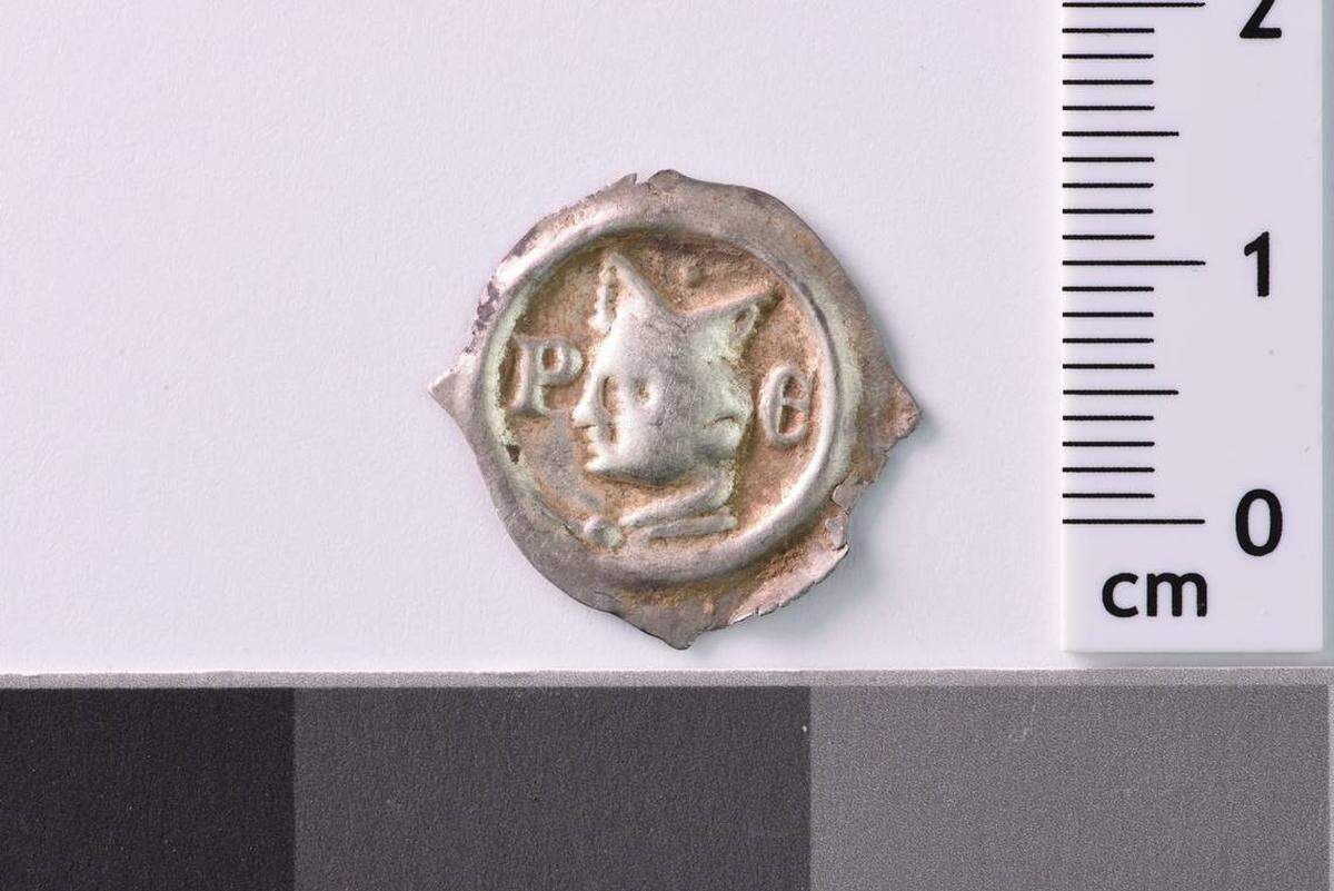 Una fotografía en primer plano muestra una de las monedas medievales encontradas en Glottertal. Foto de la Oficina Estatal para la Conservación de Monumentos del Consejo Regional de Stuttgart