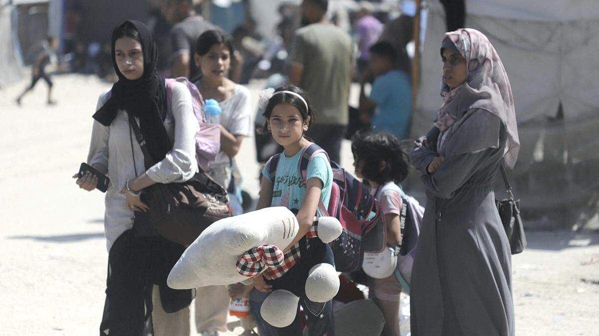 Una familia de palestinos se prepara para evacuar tras la orden emitida por el ejército israelí, el lunes 11 de agosto de 2024, en Jan Yunis, en el sur de Gaza.