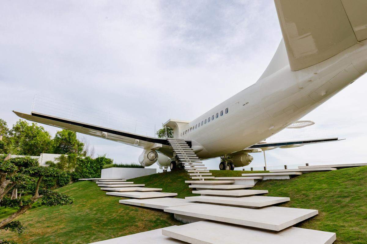 Boeing 737 y escalinata de acceso al Private Jet Villa, en Indonesia, cerca de una playa de la paradisíaca isla de Bali.
