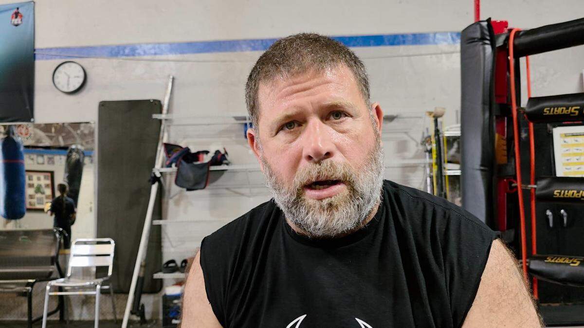 Germán Caicedo, el entrenador de Luis Ortiz, cuestiona la seriedad del duelo entre Jake Paul y Anthony Joshua.