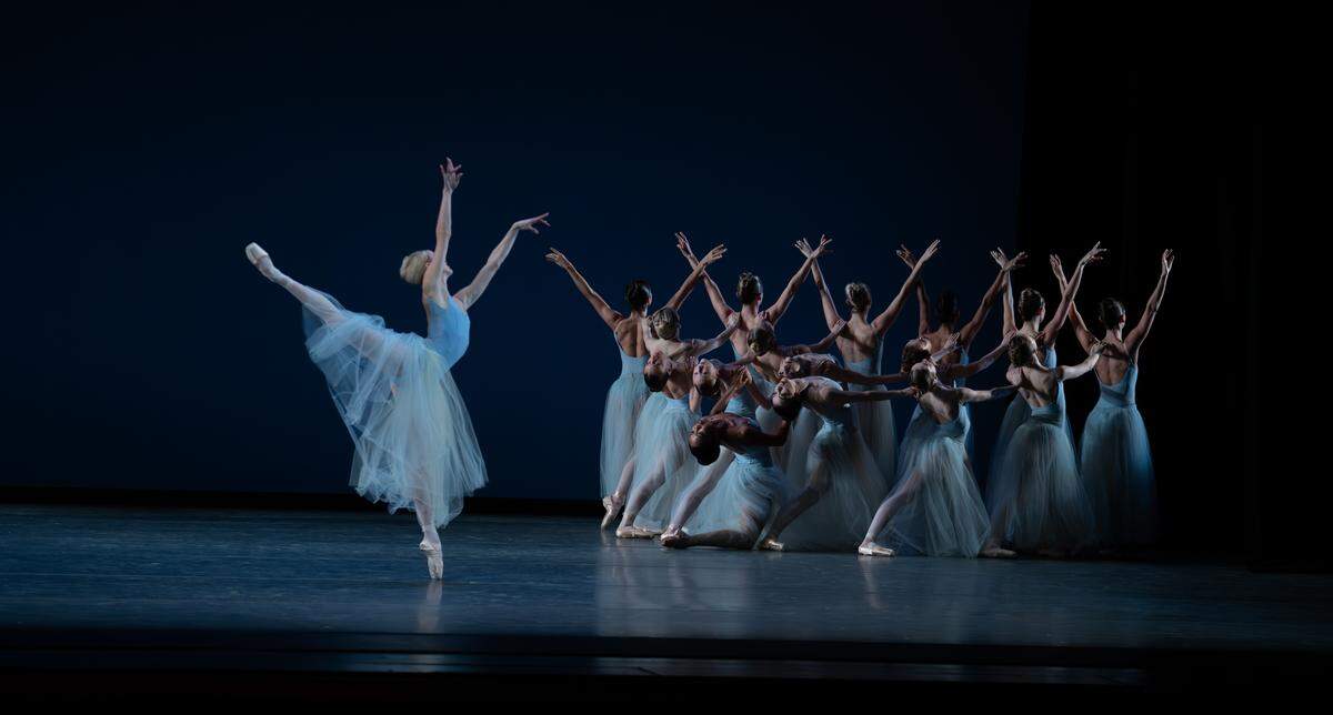 Las bailarinas de Miami City Ballet en “Serenata”, coreografía de George Balanchine. 