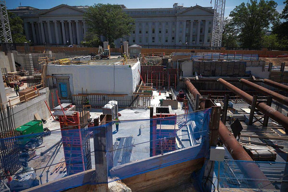 Continúan las obras de construcción en los niveles inferiores del salón de baile de la Casa Blanca el 19 de mayo de 2026, en Washington, DC. El parlamentario del Senado de los EEUU dictaminó esta semana que los fondos de los contribuyentes incluidos en el paquete de reconciliación presupuestaria no pueden utilizarse para una partida de 1,000 millones de dólares destinada a financiar la seguridad del salón de baile de la Casa Blanca del presidente estadounidense Donald Trump.
