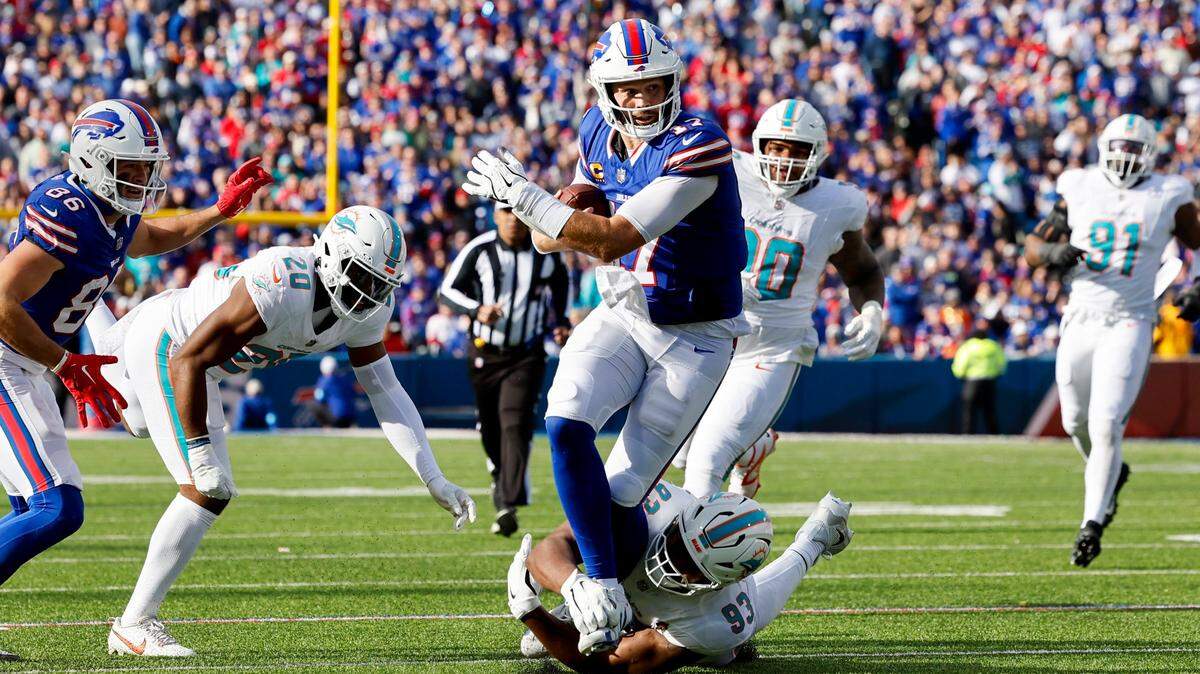 El defensive tackle de los Dolphins Calais Campbell (93) trata de derribar al quarterback de Buffalo Bills Josh Allen, en el partido celebrado el 3 de noviembre de 2024 en Orchard Park, Nueva York.