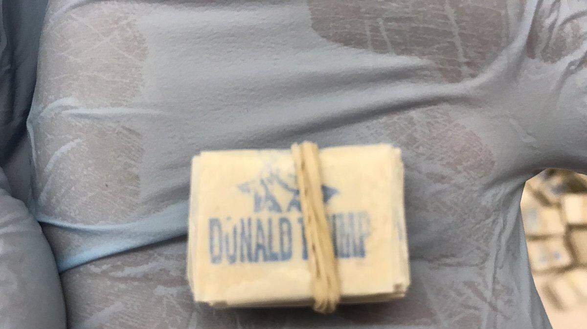 En las imágenes del alijo se aprecia el rostro de Trump dibujado en varios de los paquetes decomisados.