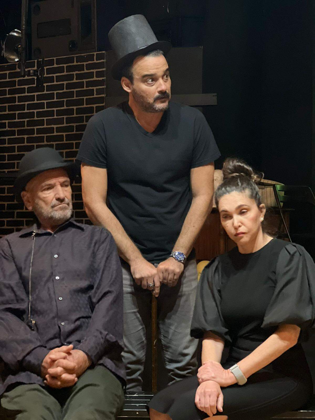 Una escena de ‘La sobrano calva’ con Gilberto Reyes, Ariel Texidó y Alexa Kuve.