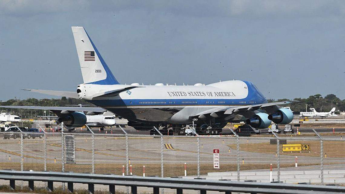 Se observa el Air Force One en el Aeropuerto Internacional de Palm Beach mientras pasa la caravana que transporta al presidente estadounidense Donald Trump, en ruta hacia su campo de golf, el 15 de febrero de 2026 en West Palm Beach, Florida.