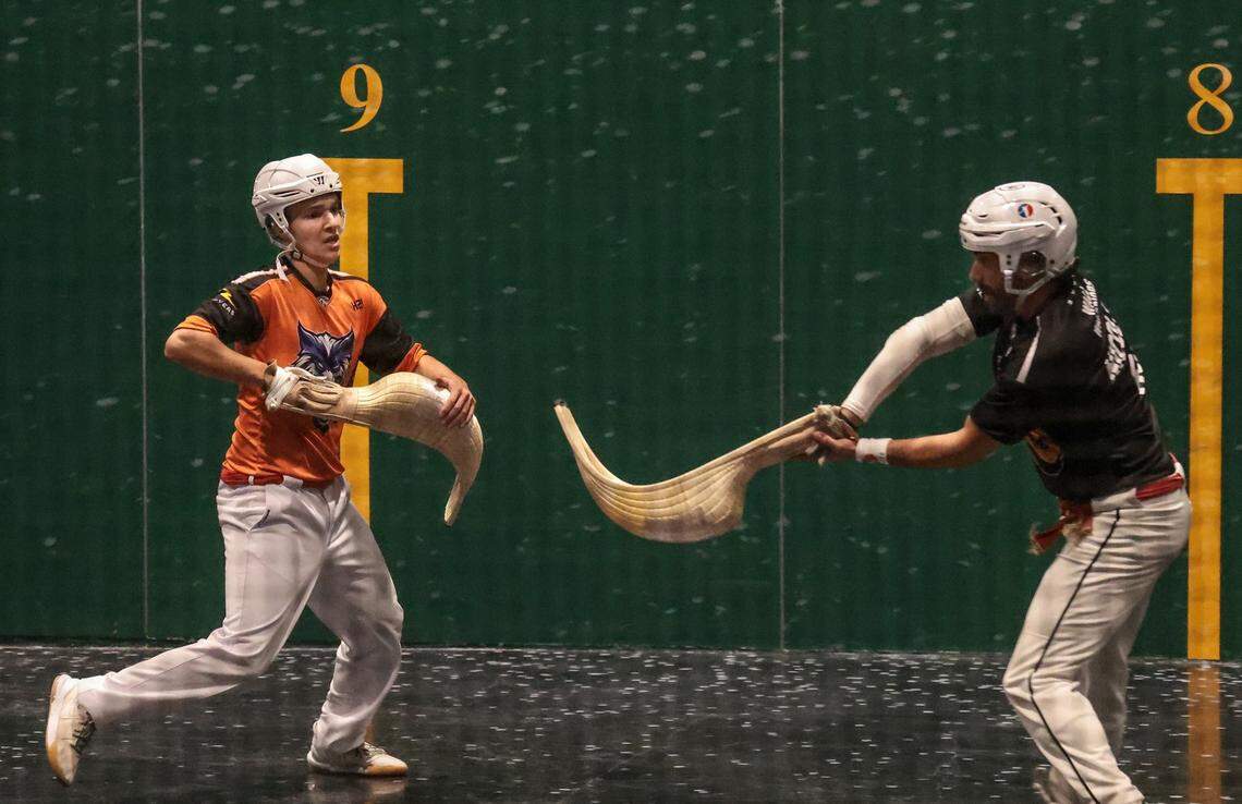 Nicolás Eyheragaray (der.) devuelve una pelota en su partido contra Aratz Mendizabal, celebrado el 6 de marzo de 2022 en el Magic City Casino en Miami, Florida.