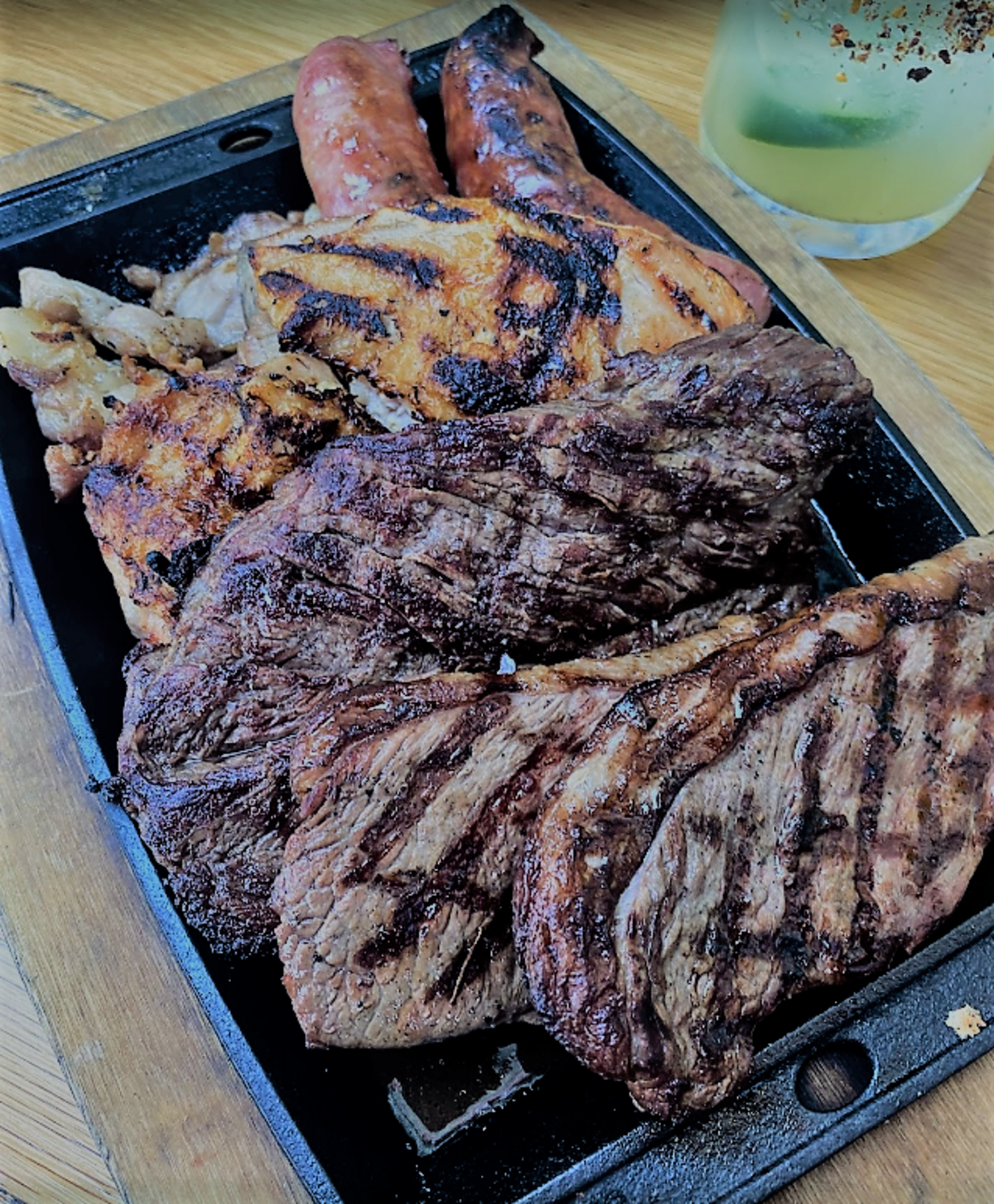 Una buena parrillada argentina de Novencento en Doral es el plato perfecto para compartir cualquier día de la semana, acompañado de un buen vino.