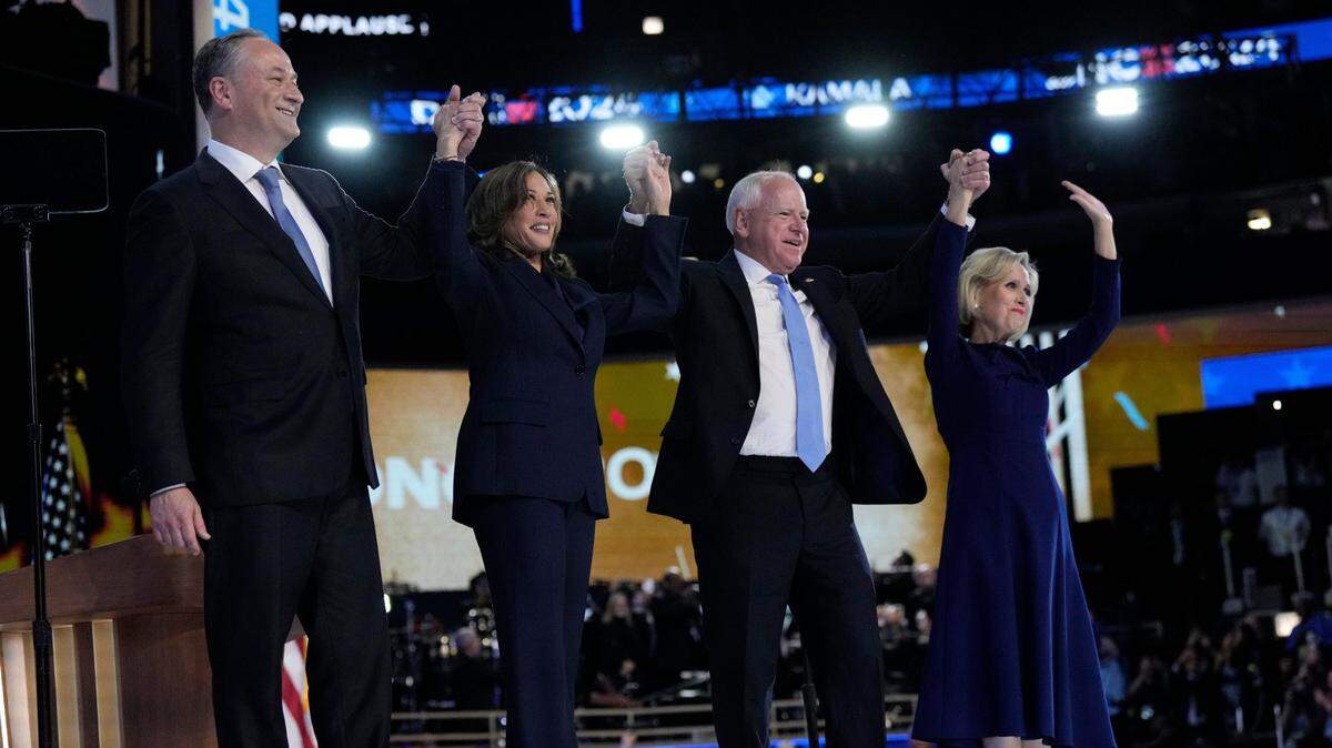 La candidata presidencial demócrata, la vicepresidenta Kamala Harris, se une en el escenario a su esposo, el segundo caballero Doug Emhoff, junto con el candidato demócrata a la vicepresidencia Tim Walz y su esposa Gwen Walz después de que Harris pronunció su discurso de aceptación durante el último día de la Convención Nacional Demócrata en el United Center, en Chicago, el jueves 22 de agosto de 2024.