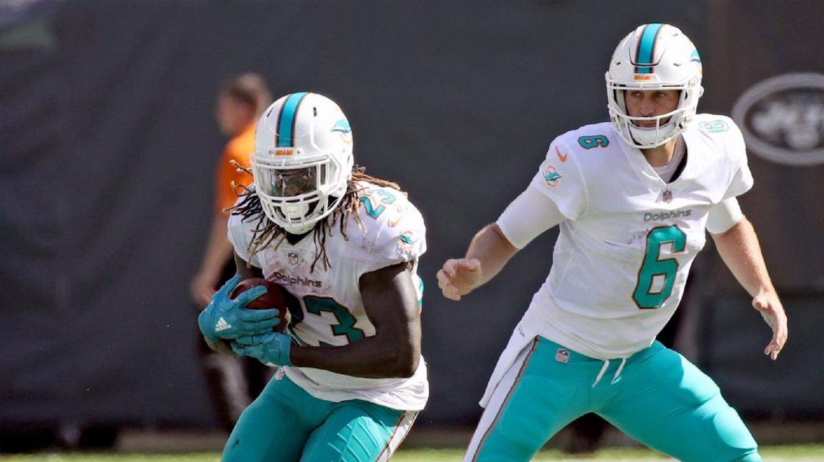 La luna de miel de Jay Ajayi (izq.) con los Dolphins finalizó este martes luego de que el equipo de Miami intercambiara al running back a los Eagles de Filadelfia por una selección de cuarta ronda del draft de 2018.