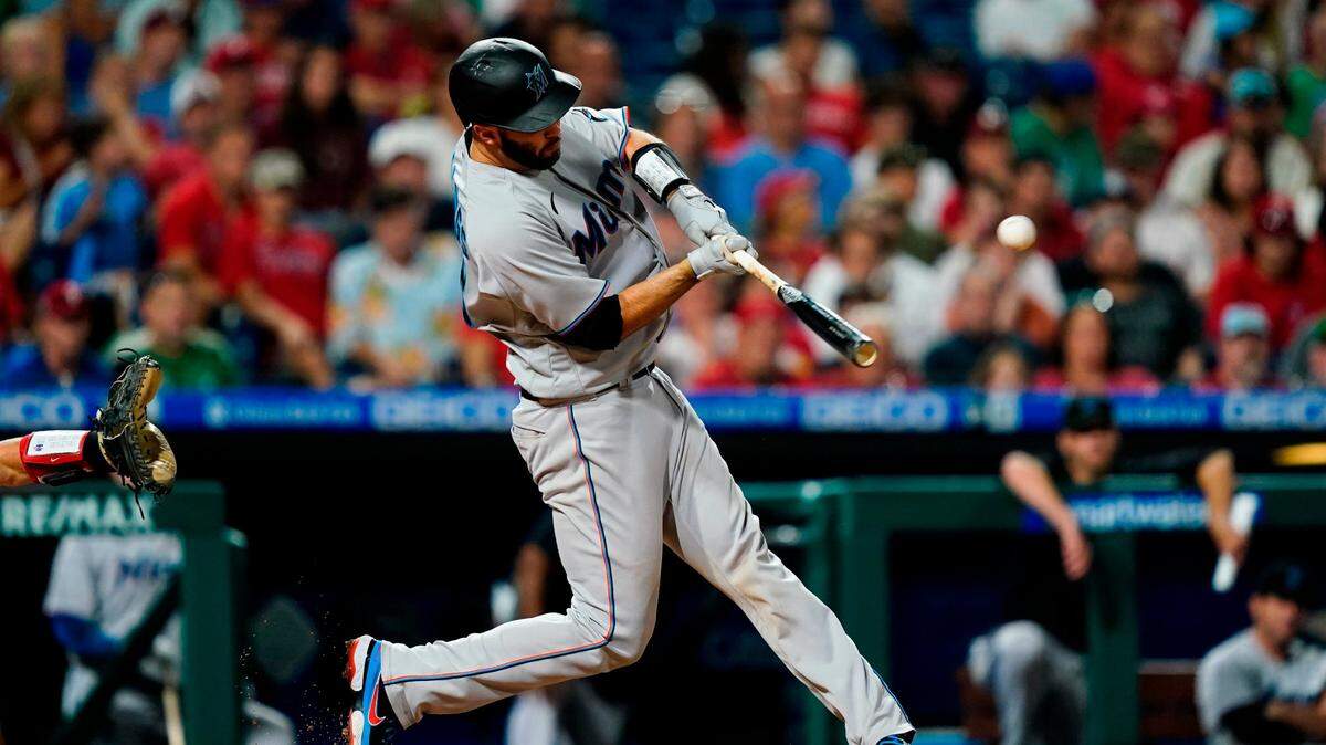 El receptor de los Marlins Jacob Stallings pega un jonrón de tres carreras en el séptimo inning del partido ante los Filis, celebrado el 14 de junio de 2022 en Filadelfia.