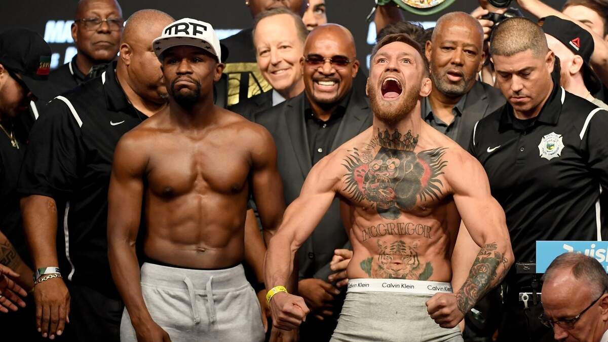 El campeón de la UFC Conor McGregor (der.) y Floyd Mayweather Jr. durante el pesaje de la pelea que ambos celebraron, el 27 de agosto de 2017 en Las Vegas.