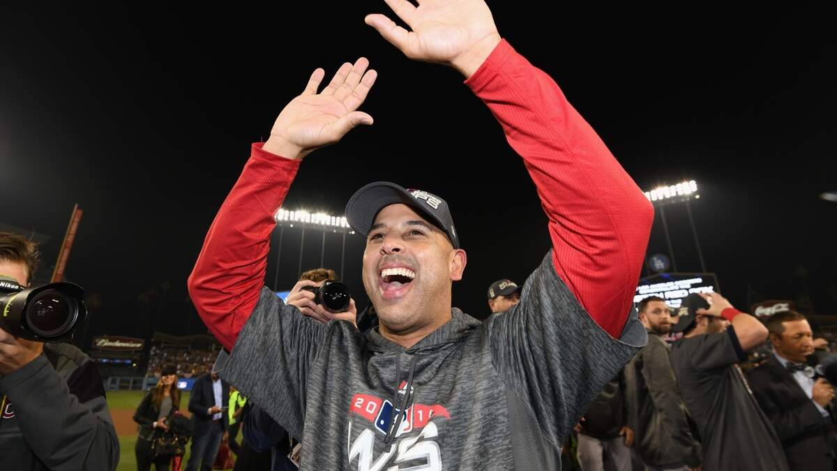 El manager de los Medias Rojas Alex Cora celebra tras la victoria del equipo ante los Dodgers en el quinto juego de la Serie Mundial, celebrado el 28 de octubre de 2018 en Los Angeles.