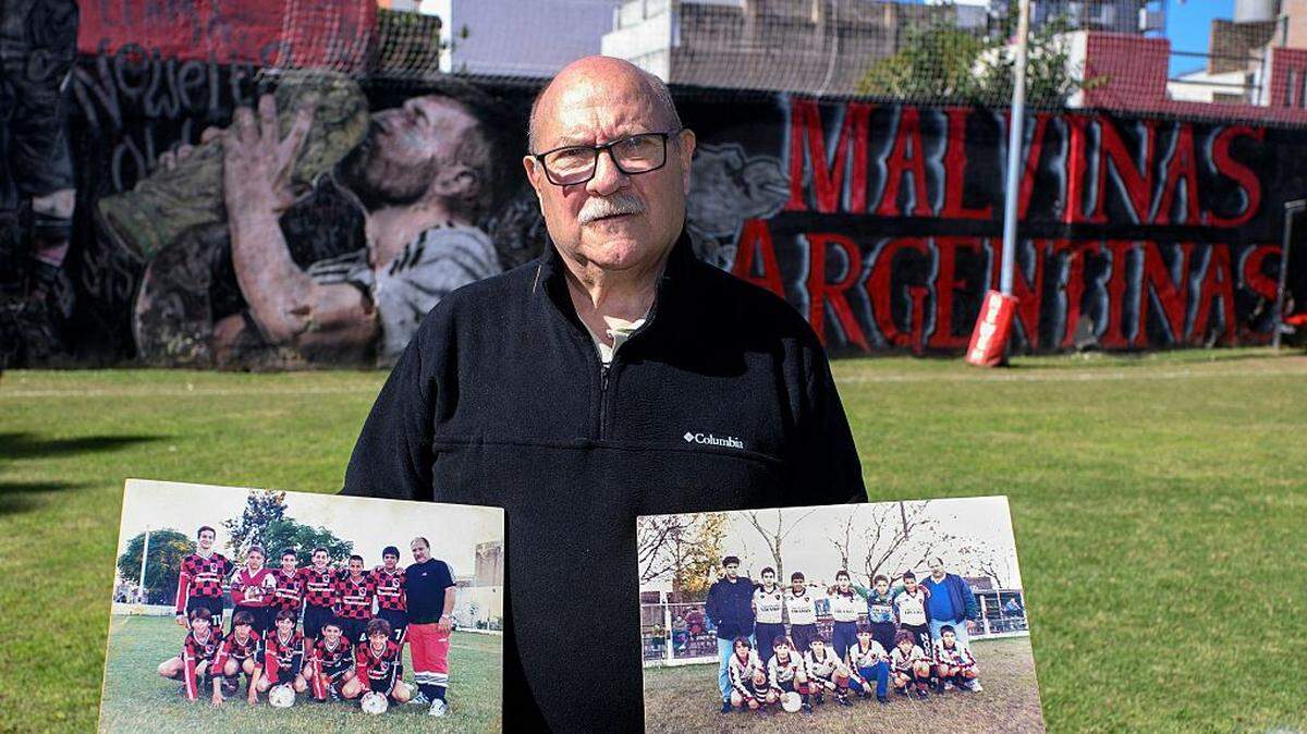 Antonio Enrique Domínguez muestra fotos de Lionel Messi con sus compañeros en la escuela de fútbol infantil Malvinas Argentinas en Rosario, provincia de Santa Fe, Argentina, el 30 de abril de 2026. 