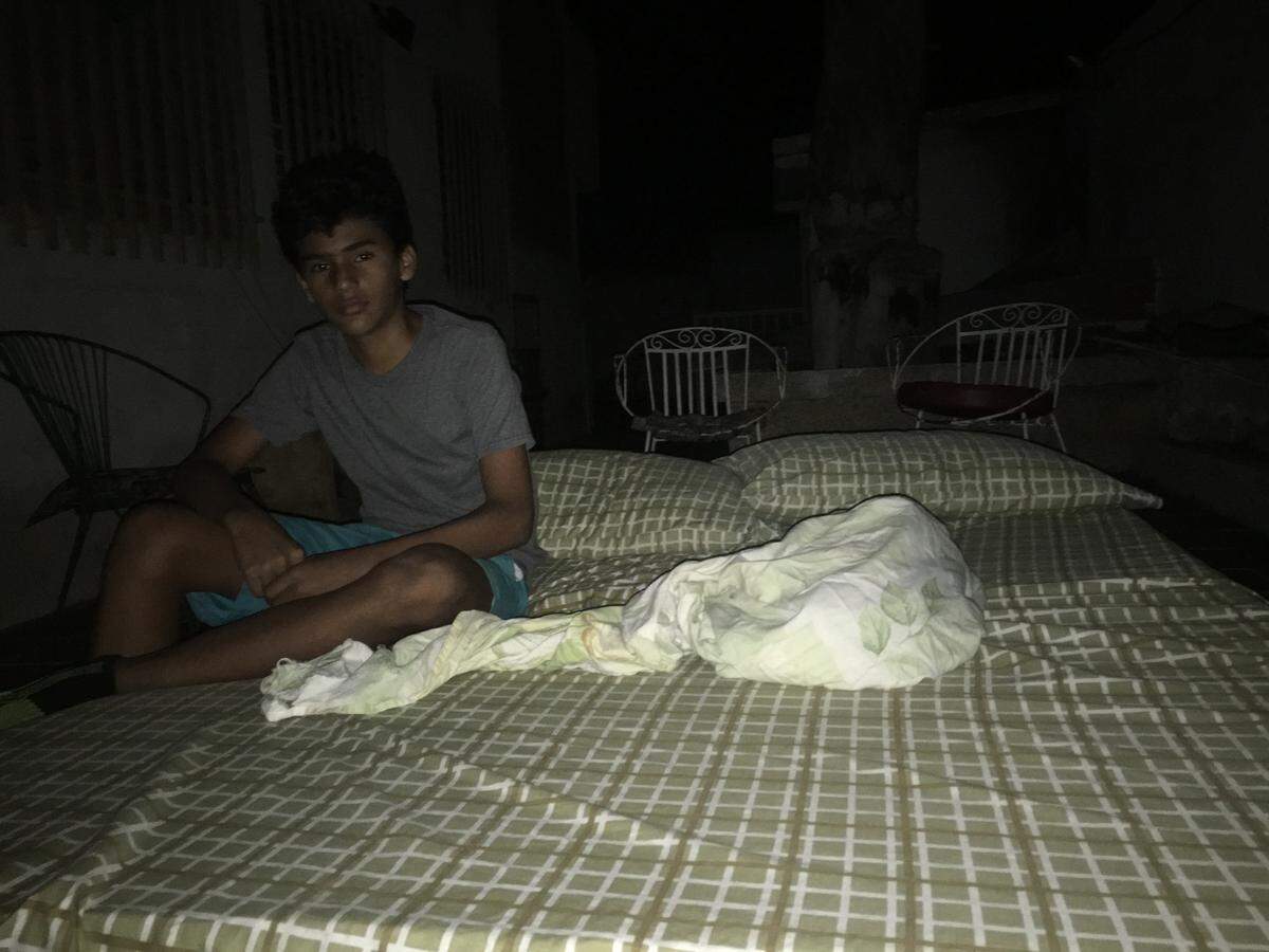 Luis Ignacio, un niño venezolano de 12 años, en la oscuridad de un apagón.
