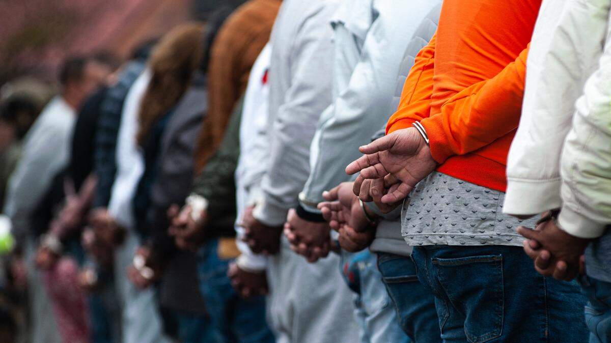 Foto de archivo que muestra a 52 personas que fueron detenidas durante un operativo antidrogas que involucró a agencias colombianas y estadounidenses, en Bogotá, el 29 de marzo de 2023.