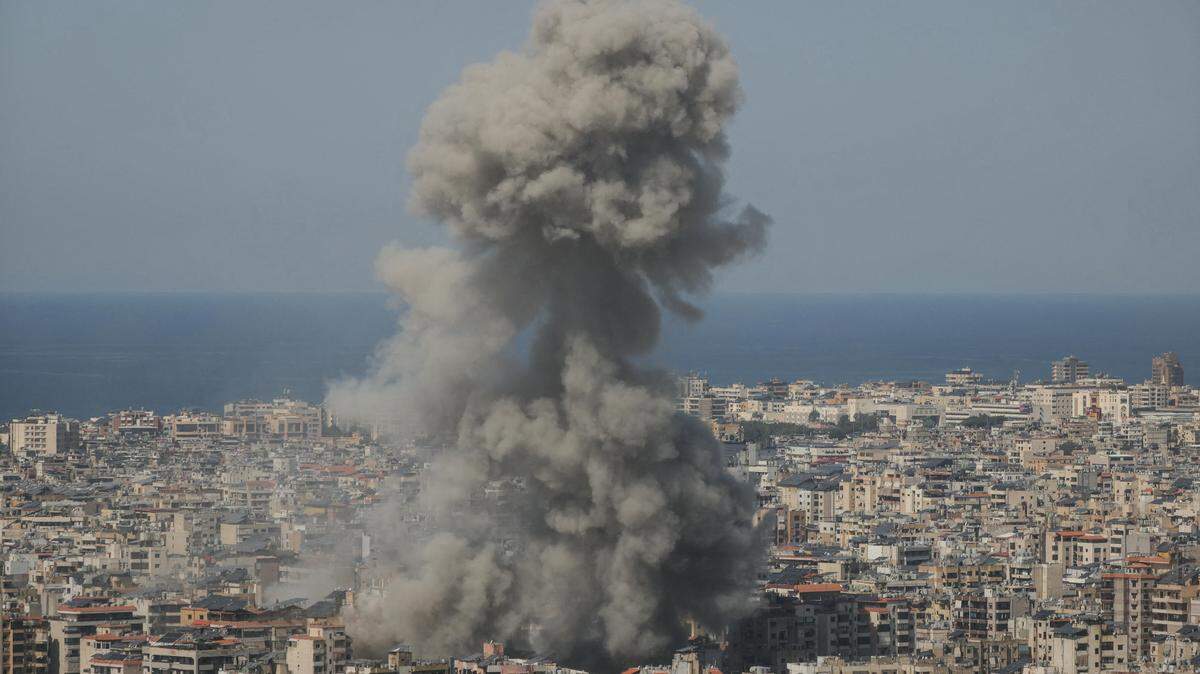 Humo se eleva desde el lugar de un ataque aéreo israelí que tuvo como objetivo una zona en los suburbios del sur de Beirut el 11 de marzo de 2026.