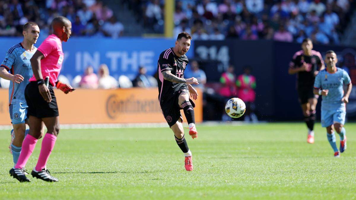 El delantero del Inter Miami Lionel Messi patea al balón en el partido contra el New York City, celebrado el 21 de septiembre de 2024 en el Yankee Stadium.