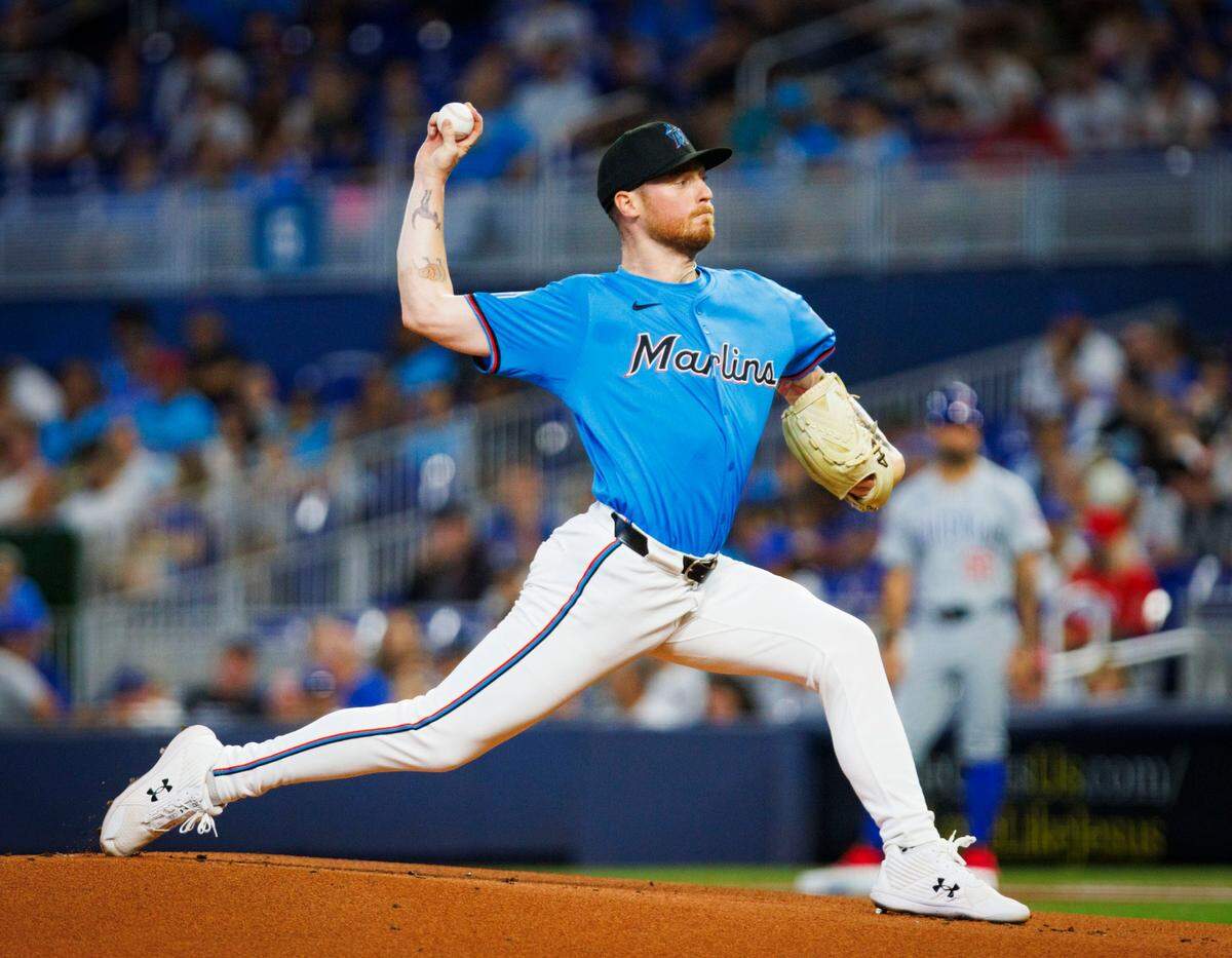 El abridor de los Marlins Adam Oller lanza en el primer inning del partido ante los Cachorros de Chicago, celebrado el 25 de agosto de 2024 en Miami.