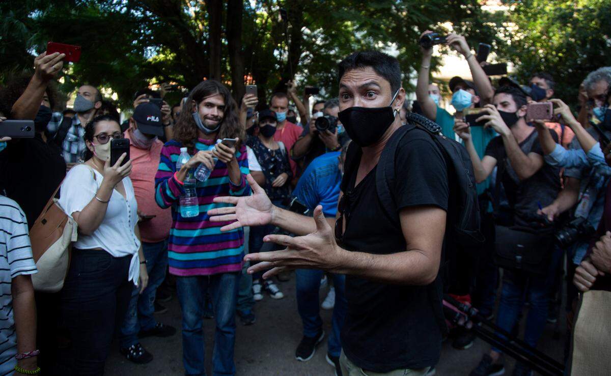 El dramaturgo Yunior García Aguilera participa en la protesta frente al Ministerios de Cultura De Cuba en noviembre del 2020. García Aguilera fue objeto de un acto de repudio y expulsado a la fuerza de Cuba por su activismo político.