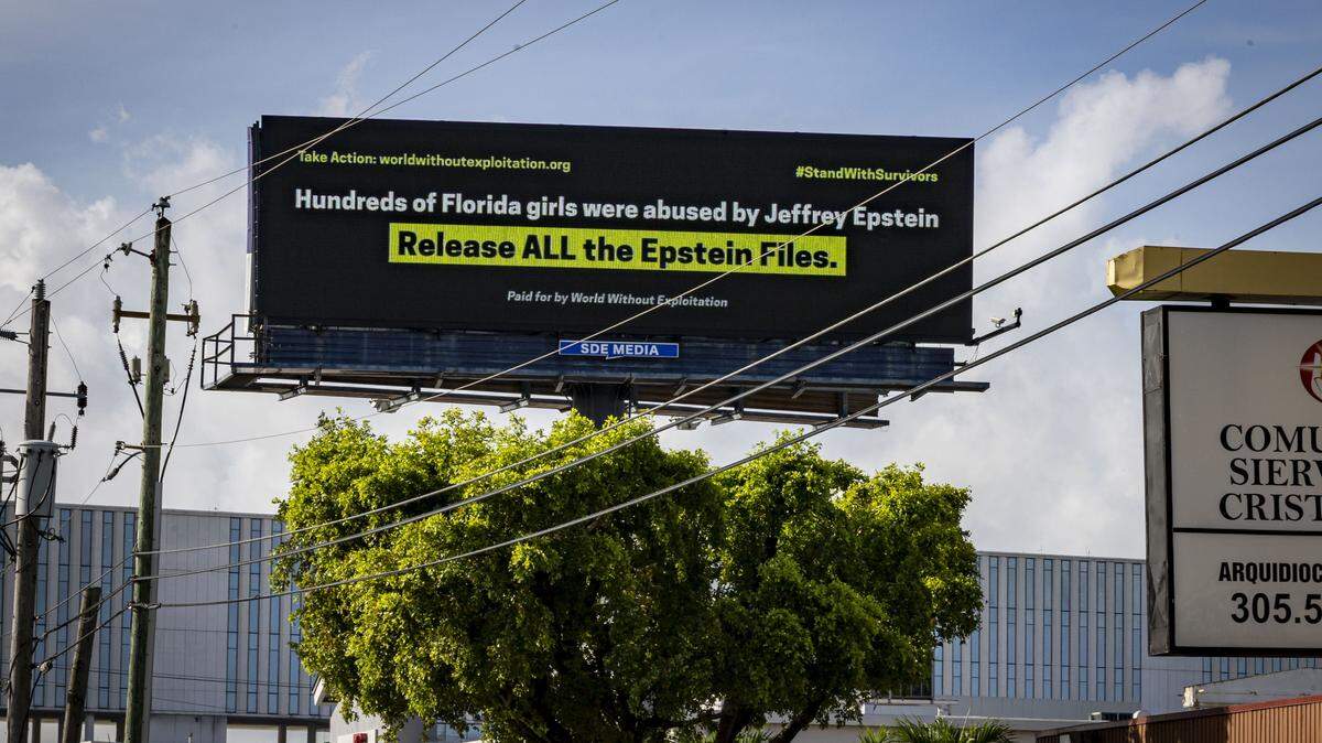 Una valla publicitaria cerca de la salida de la calle 25 en el Palmetto en dirección sur en Doral muestra un mensaje que dice: “Cientos de niñas de Florida fueron abusadas por Jeffrey Epstein. ¡Publiquen todos los archivos de Epstein!”, el pasado 28 de octubre.