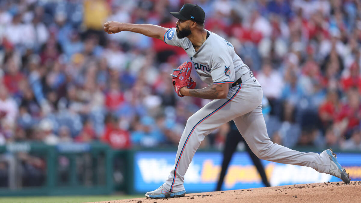 El lanzador de los Miami Marlins, Sandy Alcántara (22), lanza contra los Philadelphia Phillies durante la primera entrada en el Citizens Bank Park., el 18 de abril de 2025; en Filadelfia, Pensilvania.