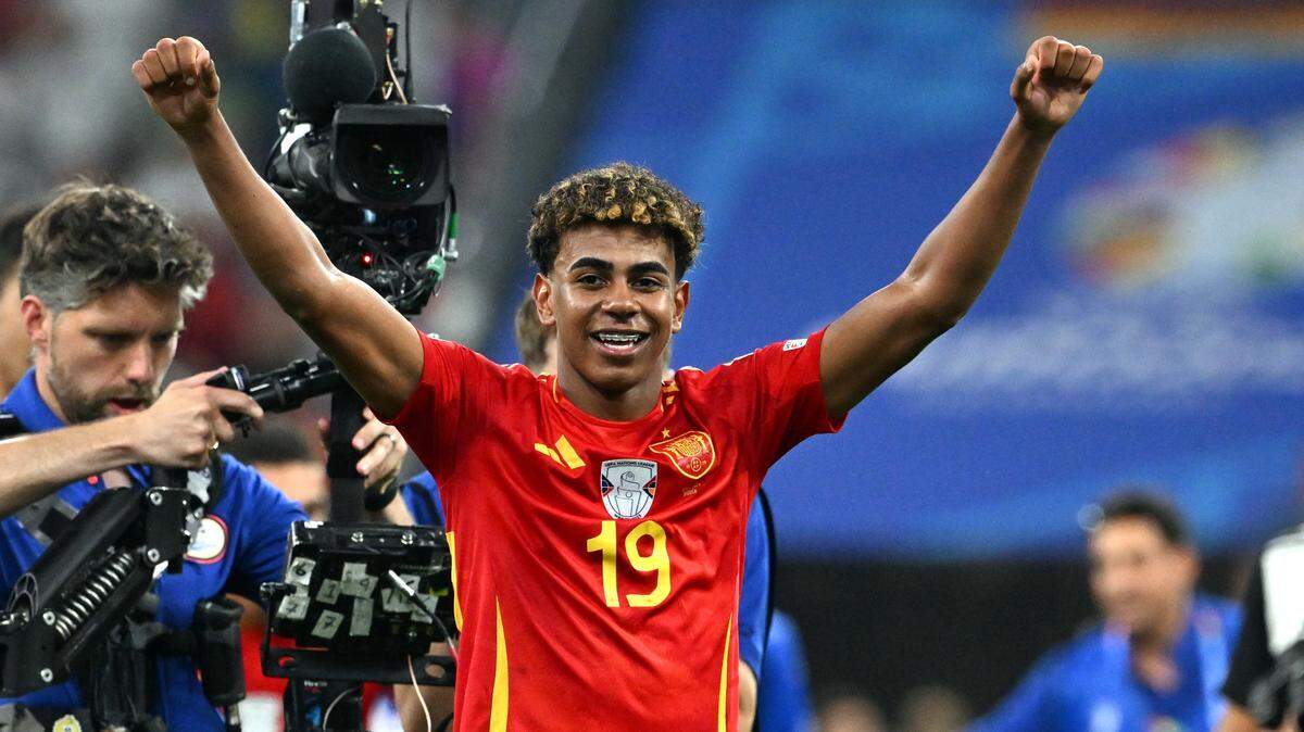 El delantero Lamine Yamal (19) celebra la victoria de España contra Francia 2-1, el martes 9 de julio de 2024, en Munich, Alemania, durante la semifinal de la UEFA Euro 2024.