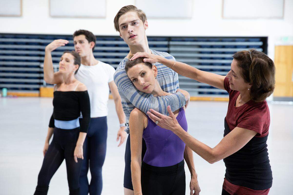 Lourdes López y bailarines de Miami City Ballet ensayando “Stravinsky Violin Concerto” de George Balanchine.