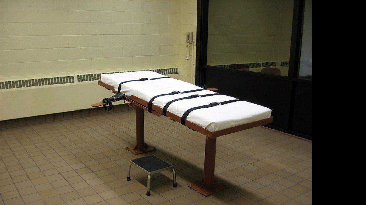 Esta foto de archivo del 30 de noviembre de 2009 muestra la sala de testigos frente a la cámara de ejecución de la "casa de la muerte" en el Centro Correccional Sur de Ohio de Lucasville, Ohio.