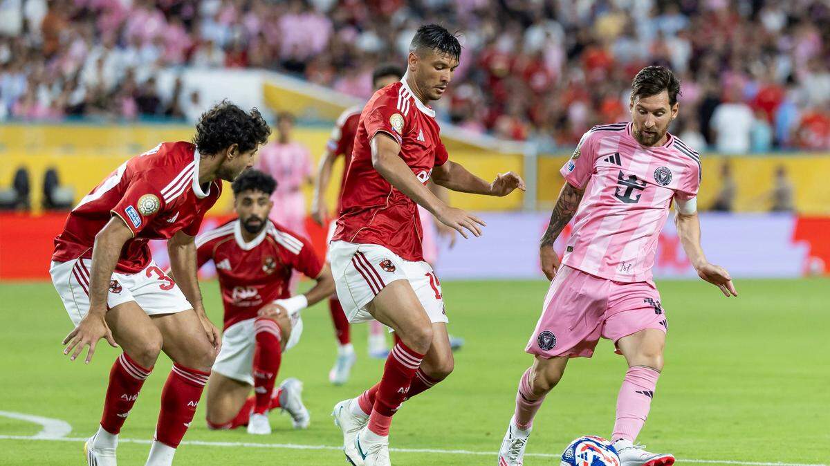 El delantero del Inter Miami, Lionel Messi (der.), pasa el balón ante la marca de Dari Achraf, del Al Ahly, en el partido del Mundial de Clubes celebrado el 14 de junio de 2025 en el Hard Rock Stadium en Miami Gardens, Florida.