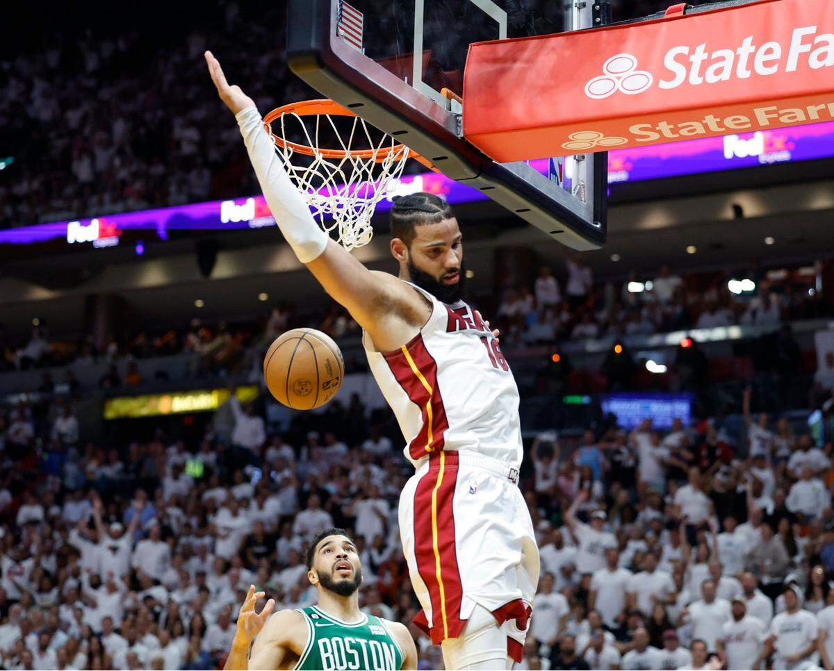 El jugador del Heat Caleb Martin clava la pelota en el segundo cuarto ante los Celtics de Boston, en el cuarto partido de las Finales del Este, celebrado el 23 de mayo de 2023 en Miami.