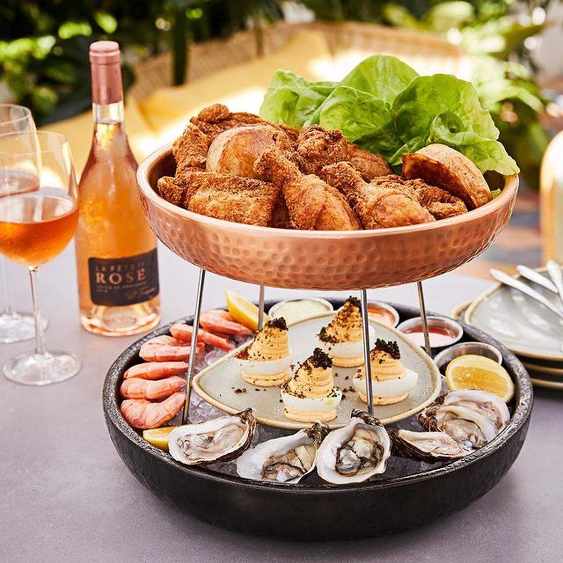 El primer restaurante en Miami del chef Marcus Samuelsson continúa con las tradiciones de estilo sureño de su buque insignia en Harlem, pero con un toque más caribeño.