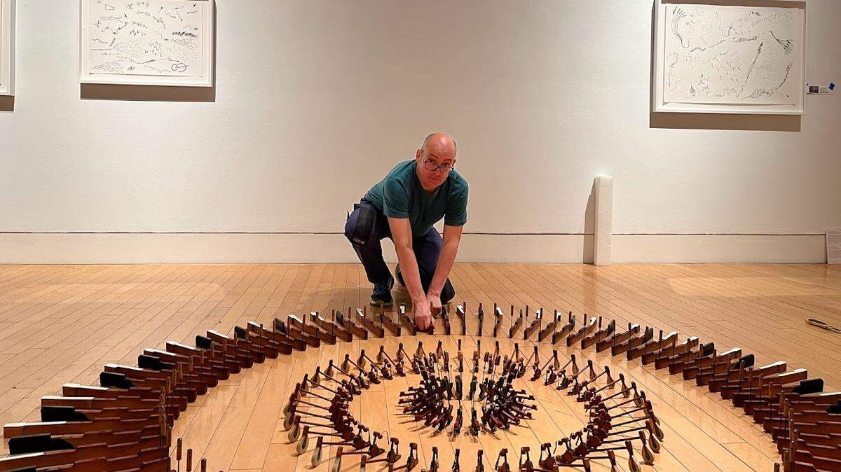 Manuel Rocha Iturbide instalando su obra 'Transmutación', 2016. Teclas y martillos de piano. 