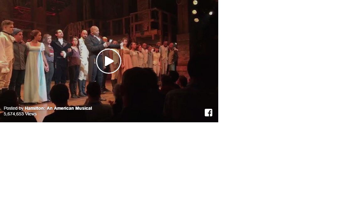 En esta imagen hecha a partir de un video proporcionado por Hamilton LLC, el actor Brandon Victor Dixon que interpreta a Arron Burr, el tercer vicepresidente de la nación, en "Hamilton" envía un agudo mensaje al vice presidente de Estados Unidos Mike Pence, quien asistía al evento.