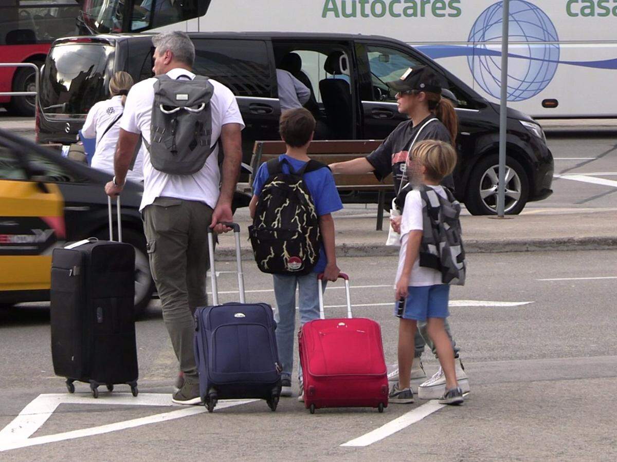 Shakira regresa a Barcelona con sus hijos.