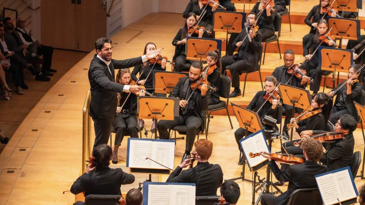 El director de orquesta venezolano Domingo Hindoyan convenció con la “Sinfonía del Nuevo Mundo” de Dvořák, logrando un equilibrio ejemplar y permitiendo que la New World Symphony brillara. 