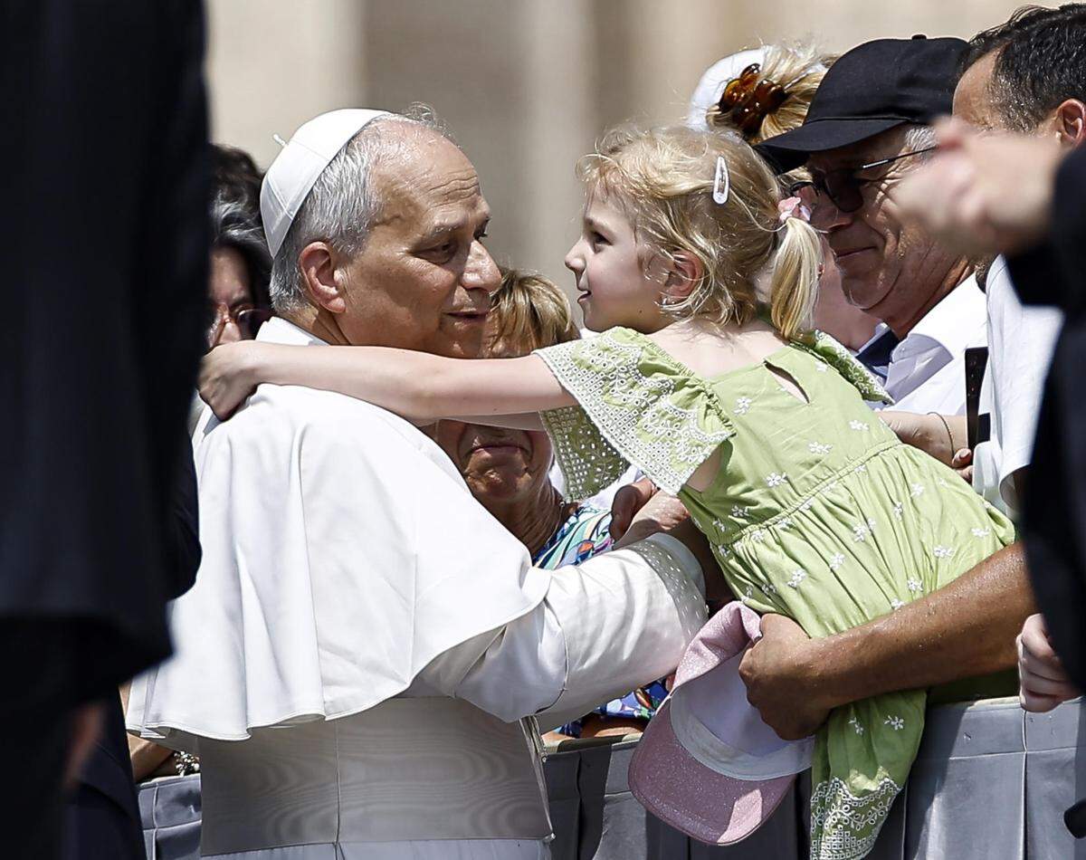 El Papa saluda a los fieles en las proximidades de El Vaticano, Roma. En junio de 2025. 