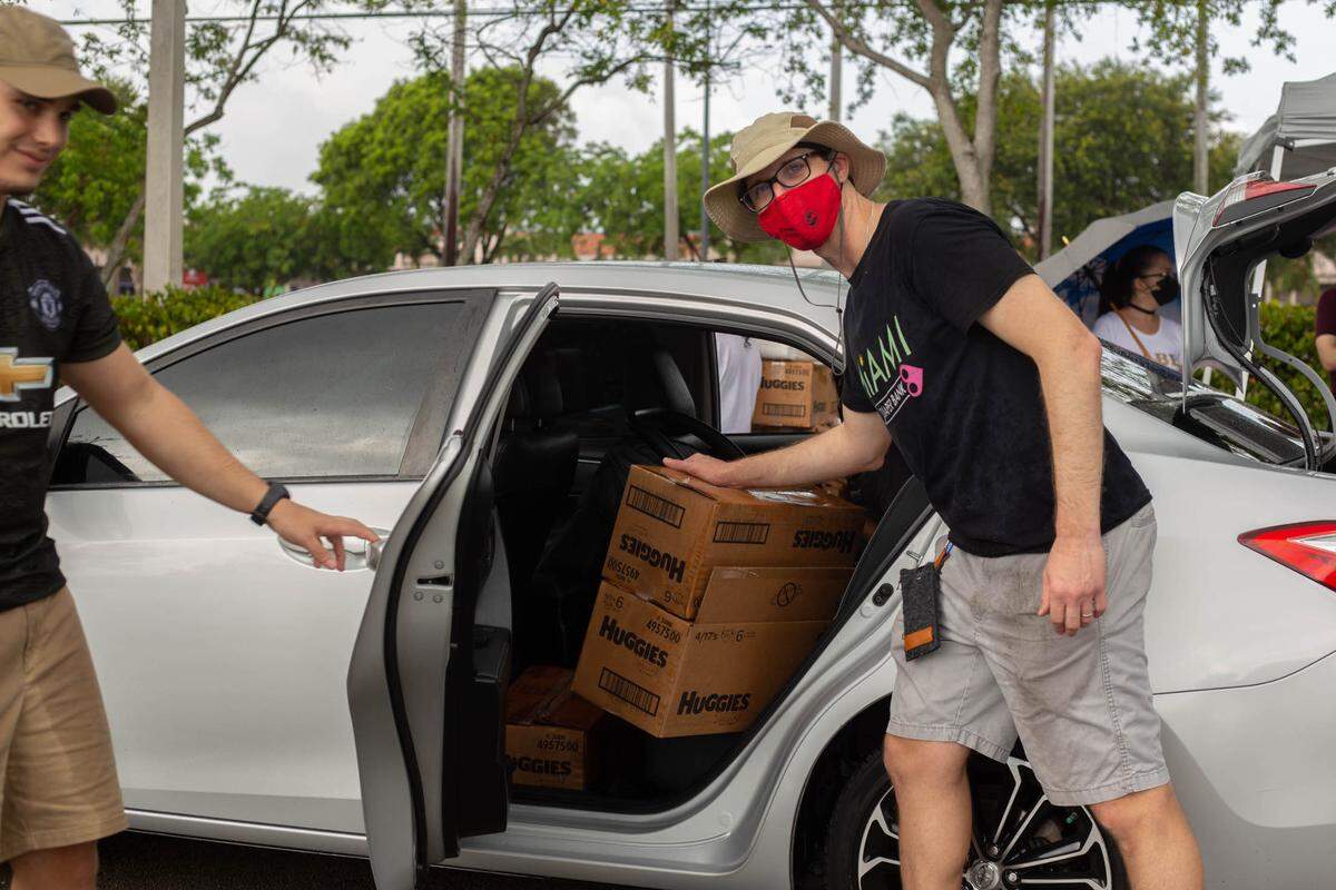 Voluntarios de Miami Diaper Bank entregan pañales a familias que tienen hijos pequeños y recursos limitados.