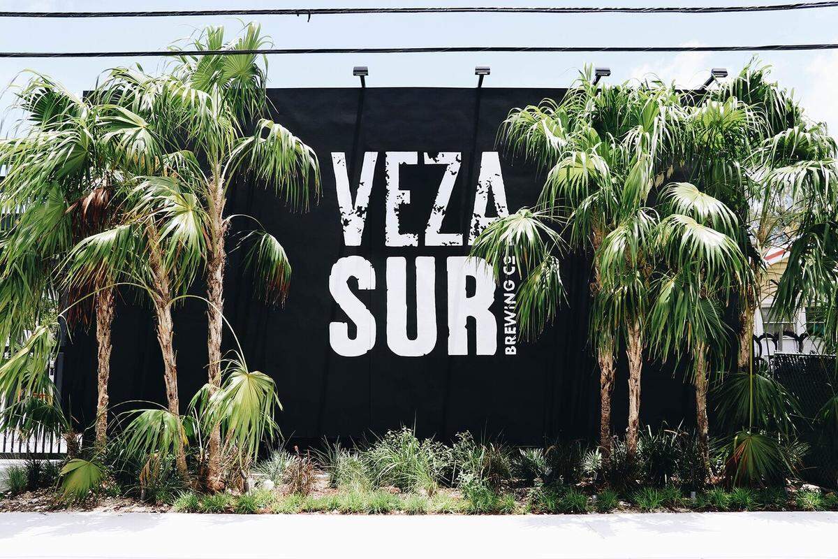 Entrada al local de Veza Sur. La cervecería artesanal de Miami, cuyo nombre deriva de “cerveza” y “sur”, es un guiño a sus raíces latinoamericanas y ha ganado reconocimiento en todo el sur de la Florida por ser una cerveza de gran sabor.