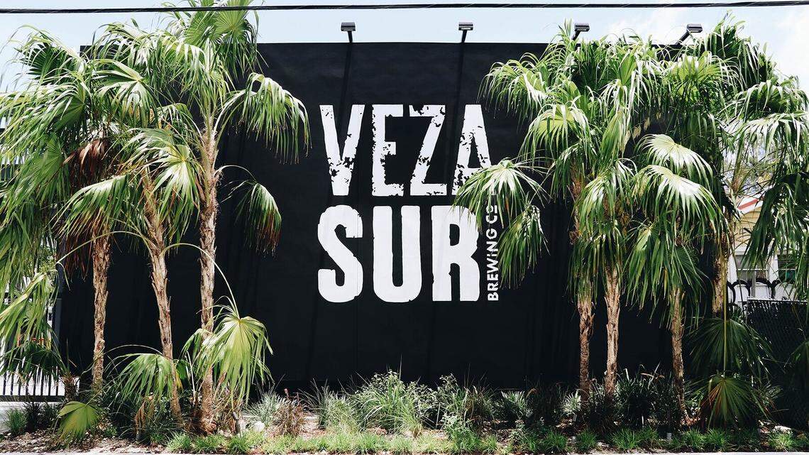 Entrada al local de Veza Sur. La cervecería artesanal de Miami, cuyo nombre deriva de “cerveza” y “sur”, es un guiño a sus raíces latinoamericanas y ha ganado reconocimiento en todo el sur de la Florida por ser una cerveza de gran sabor.