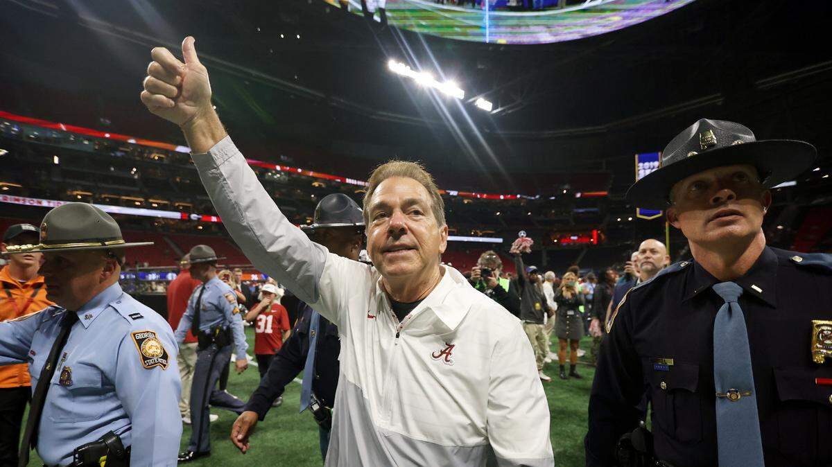 Nick Saban, quien ganó siete campeonatos nacionales, más que cualquier otro entrenador de football colegial, y convirtió a Alabama en una potencia con seis de esos títulos en un periodo de 17 temporadas, se retira.