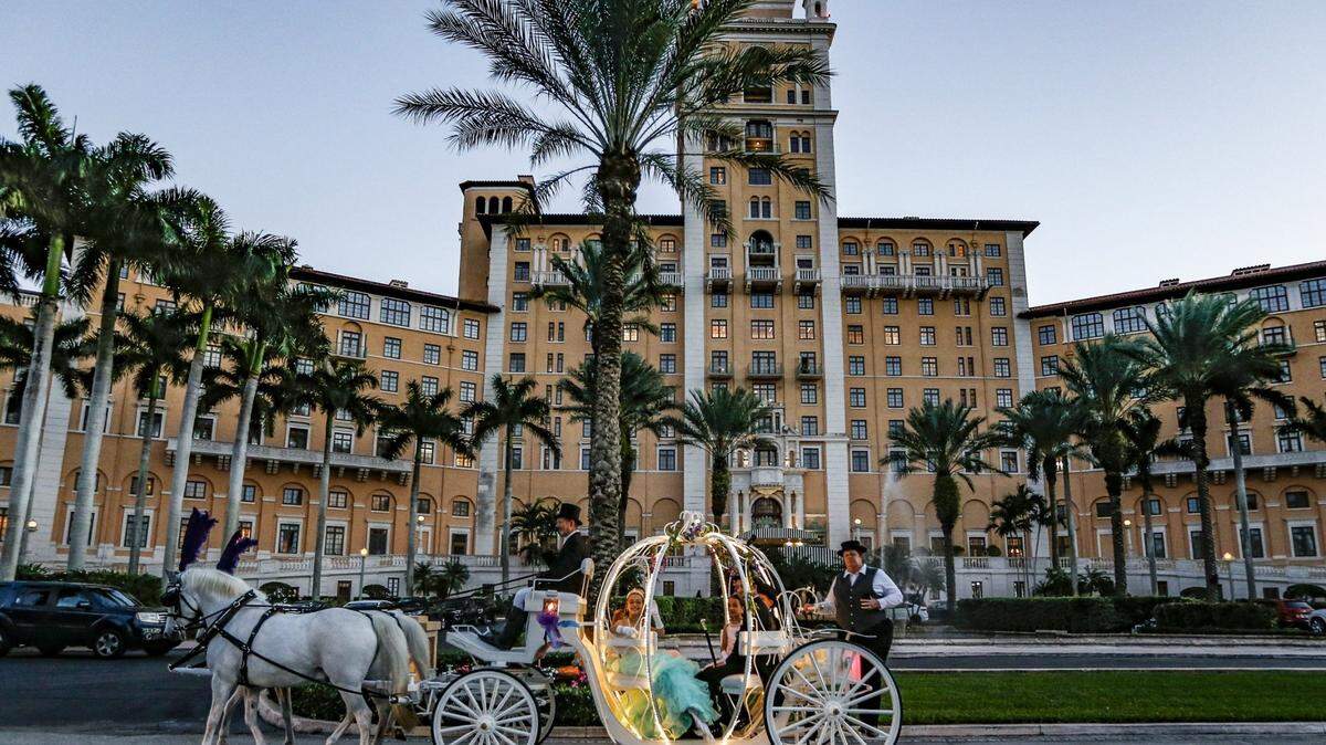 Angelina Uzdavines, de 11 años, llega al Hotel Biltmore con su familia montando un carruaje tirado por caballos mientras celebra su cumpleaños número 11 durante la Gala Make-A-Wish Glitter en Coral Gables el viernes 1 de marzo de 2019.